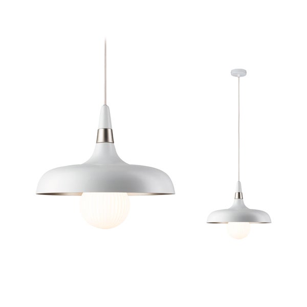 Moderne Pendelleuchte mit gewölbtem Lampenschirm und integriertem Glaskugel Leuchtmittel an höhenverstellbarem Kabel