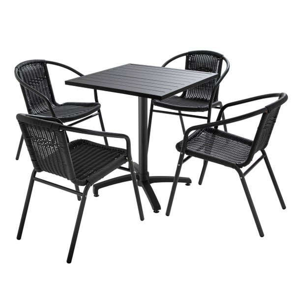 Schwarze Sitzgruppe mit einem quadratischen Mittelfußtisch und vier Gartenstühlen in Geflechtoptik.