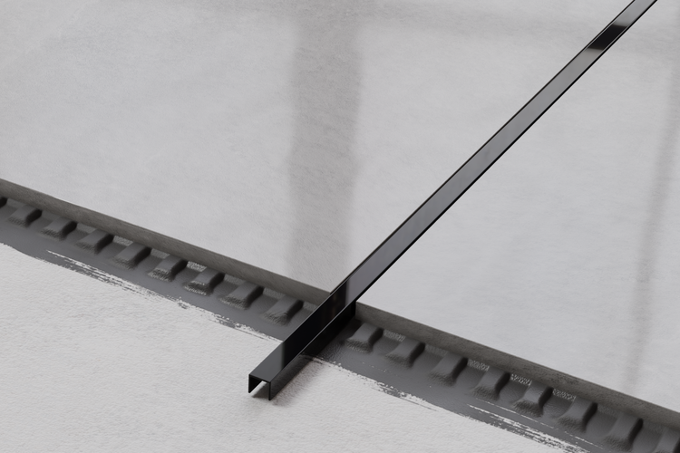 Detailaufnahme eines Duschprofils mit Entwässerungsrinne