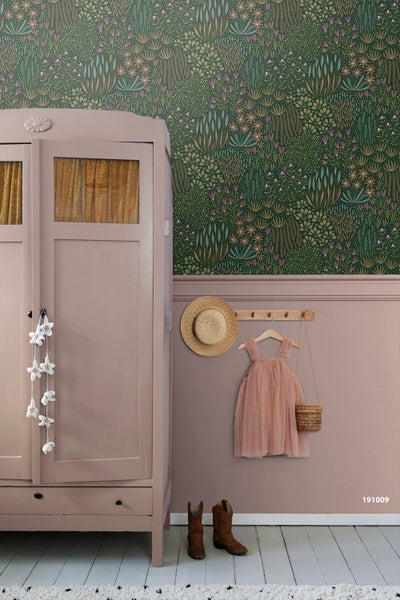 Vliestapete mit botanischem Muster an der Wand neben einer offenen weißen Tür, heller Flur mit Garderobe und Laufrad.