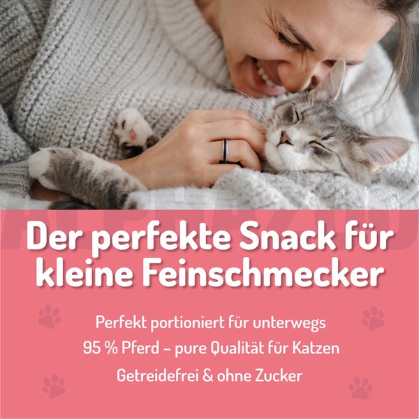 Frau kuschelt mit Katze, Text: Der perfekte Snack für kleine Feinschmecker. Perfekt portioniert für unterwegs. 95 % Pferd – pure Qualität für Katzen. Getreidefrei und ohne Zucker.