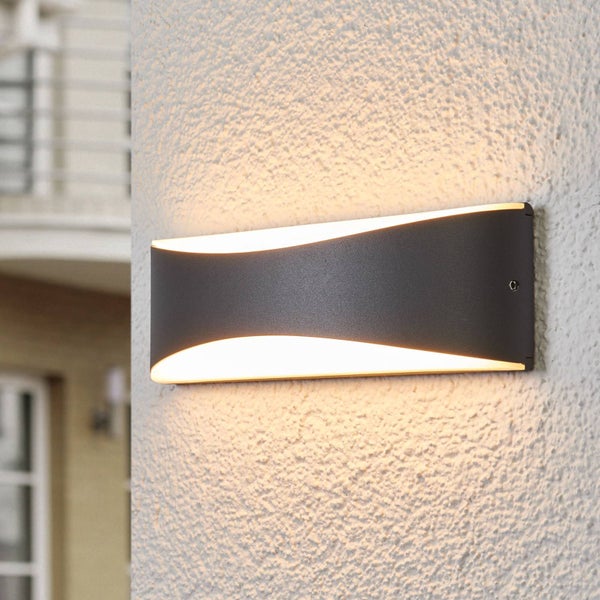 Moderne LED-Außenwandleuchte in Dunkelgrau mit gebogenem Design und Lichtaustritt nach oben und unten.