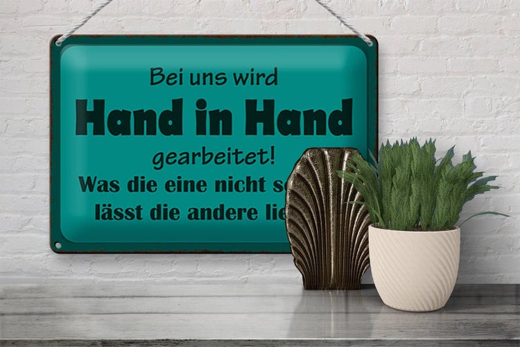 Blechschild Spruch 30x20cm bei uns Hand in Hand gearbeitet