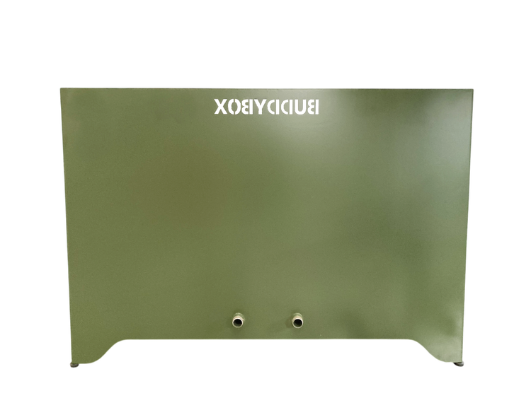 BUDDYBOX Heizkörperverkleidung aus grünem Metall mit zwei Rohranschlüssen unten und ausgestanztem BUDDYBOX Logo oben.