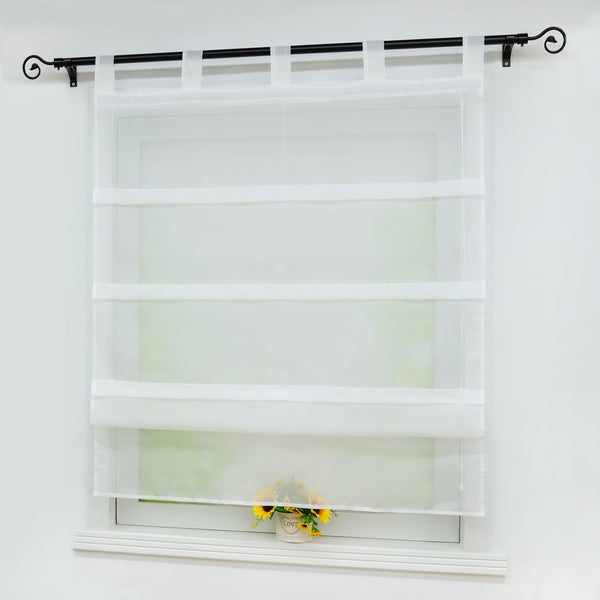 Fenster mit weißem Faltrollo und schwarzer Gardinenstange