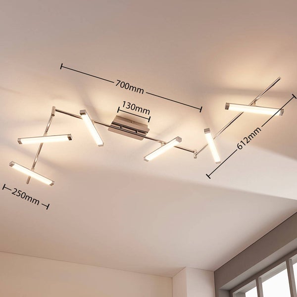 Moderne LED-Deckenleuchte mit verstellbaren Armen und Maßen: Länge 700 Millimeter, Breite 612 Millimeter, Leuchtelement 250 Millimeter.
