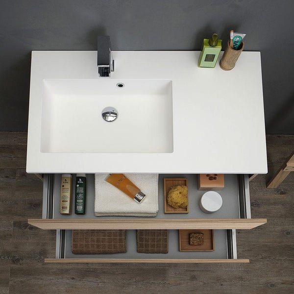 Ansicht von oben eines Waschtisches mit offenem Schubfach und Badezimmerartikeln