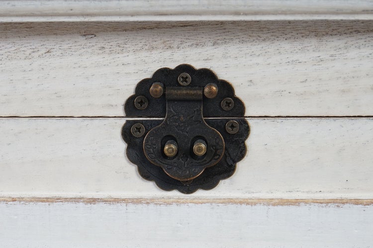 Detailaufnahme eines Verschlusses an einer Holzkiste