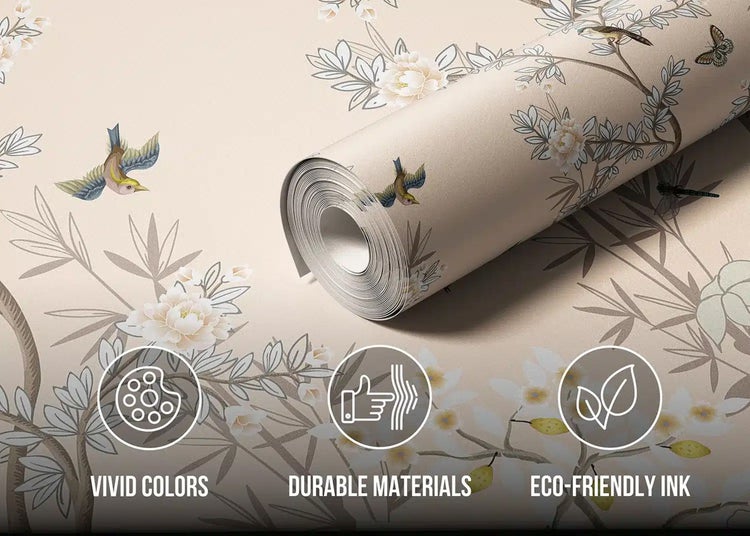 Tapetenrolle mit Vogel- und Blumenmuster sowie Symbole für lebendige Farben, langlebige Materialien und umweltfreundliche Tinte.