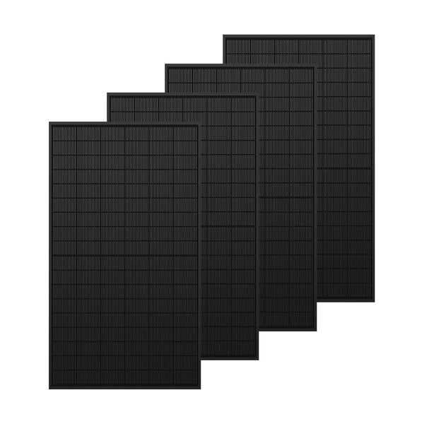 Vier schwarze Photovoltaik-Module in rechteckiger Form.