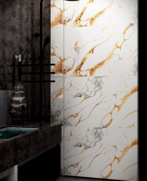 Badezimmer mit Fliesen in Marmoroptik, Waschtisch und Dusche.