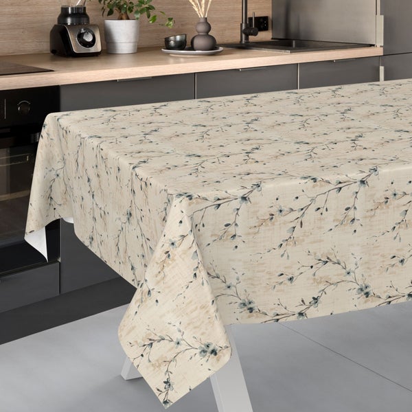 Rechteckige Tischdecke mit floralem Zweigmuster auf einem Tisch in einer modernen, aufgeräumten Küche mit Arbeitsplatte in Holzoptik.