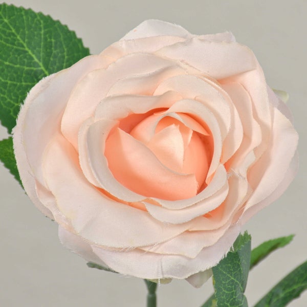 Künstliche Rose in Rosa mit grünem Stiel und Blättern.