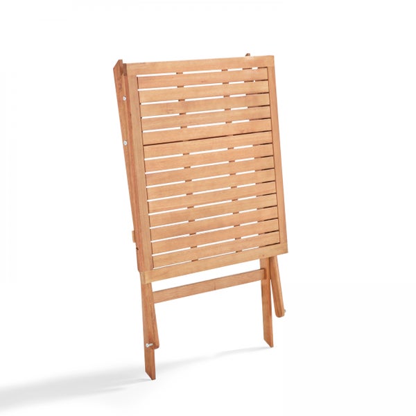 Zusammengeklappter Gartentisch aus Holz mit einer Oberfläche aus Holzlatten.