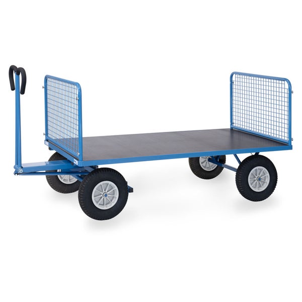 Plattformwagen mit zwei Gitterwänden aus Draht, Luftbereifung und Deichsel mit Griff.