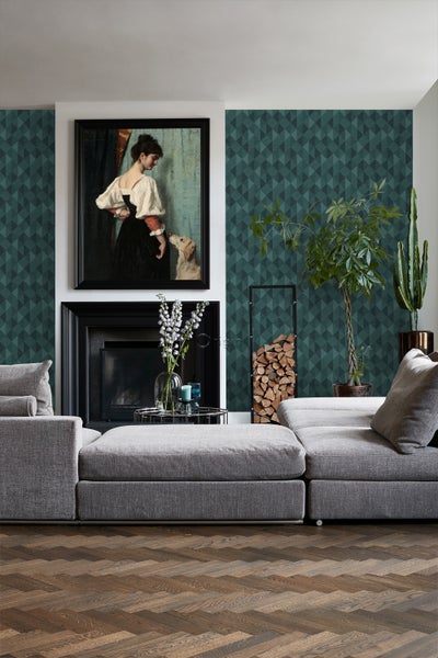 Wohnzimmer mit gemusterter Tapete, Kamin, Sofa und Dekoration