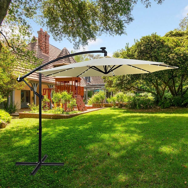 Freistehender Sonnenschirm mit LED-Beleuchtung im Garten.