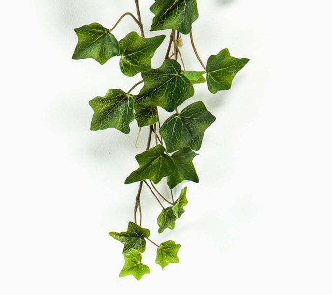 Künstliche Efeuhängepflanze mit detailreichen grünen Blättern.