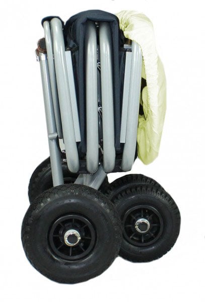Zusammengeklappter Bollerwagen mit Metallgestell und grobstolligen Gummirädern in der Seitenansicht