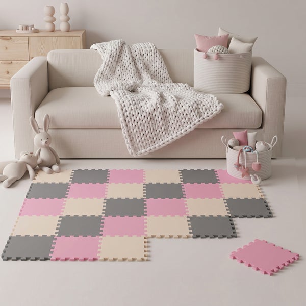 Kinderspielmatte als Puzzlematte in quadratischer Form vor einem Sofa in einem hellen, kindgerecht eingerichteten Raum mit Spielzeug.