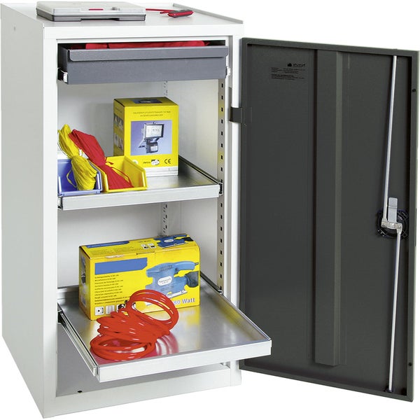 Metallschrank mit geöffneter Tür, einer Innenschublade und zwei ausziehbaren Fachböden, gefüllt mit diversem Werkzeug und Zubehör.