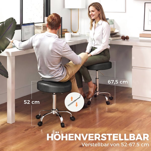 Zwei Personen sitzen auf höhenverstellbaren Drehhockern mit Rollen an einem Schreibtisch, einstellbar zwischen 52 und 67,5 Zentimetern.
