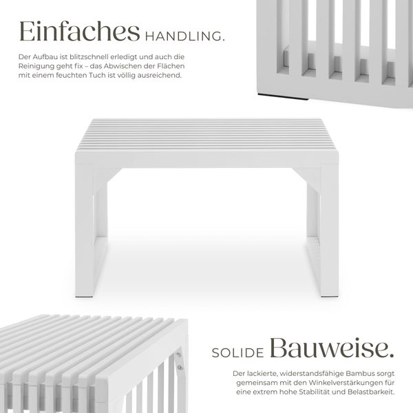 Mutter und Kind in einem hellen Badezimmer, wobei das Kind auf einer modernen Sitzbank mit Lamellendesign sitzt.
