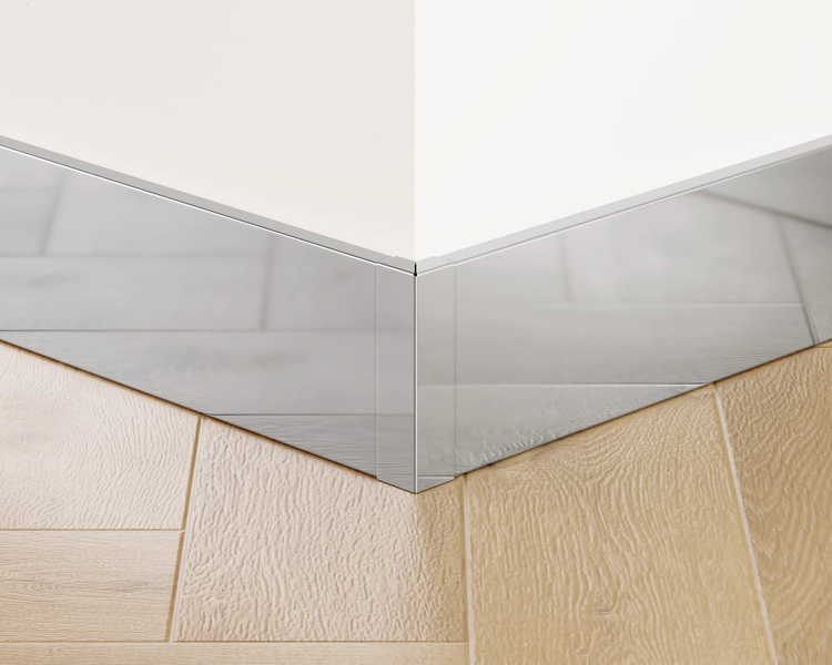 Innenraumecke mit Sockelleisten an Wand und Boden