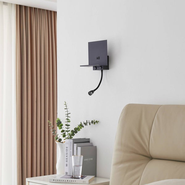 Wandleuchte mit Leselampe und Ablage im Wohnzimmer
