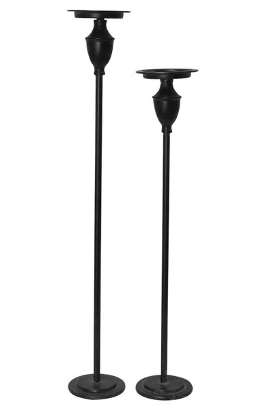 Zwei schwarze Kerzenständer aus Metall