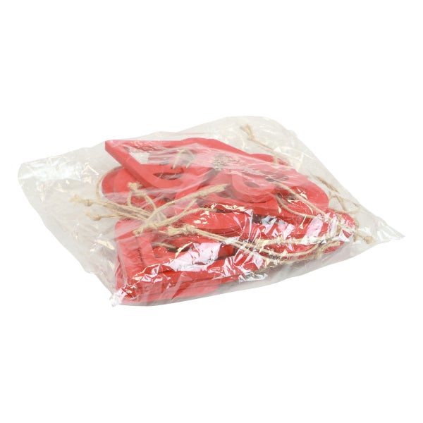 Verpackung mit roten Holzanhängern und Kordel