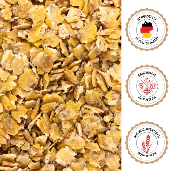 Nahaufnahme von Maisflocken mit Siegeln: Hergestellt in Deutschland, ganzjährig zu füttern, aus hochwertigen Rohstoffen.