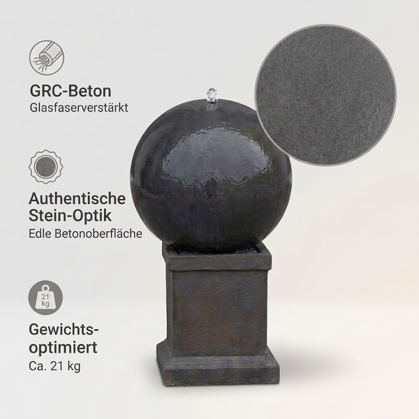 Kugelbrunnen aus glasfaserverstärktem Beton mit einer runden Kugel auf einem Sockel und einer Wasserquelle an der Spitze.