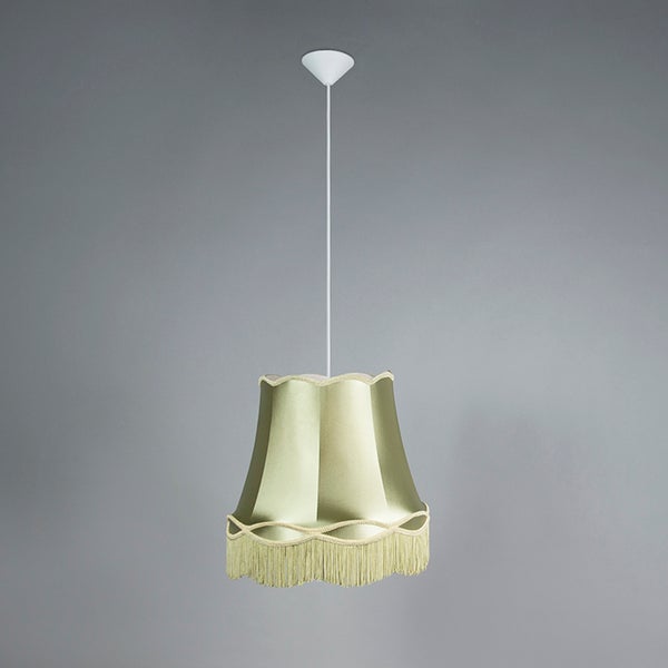 Pendelleuchte mit champagnerfarbenem Stoffschirm, gewelltem Rand und dekorativen Fransen.