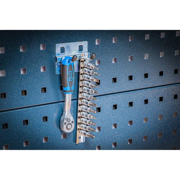 BGS technic Steckschlüssel-Satz mit Bit-Sortiment an einer Lochwand