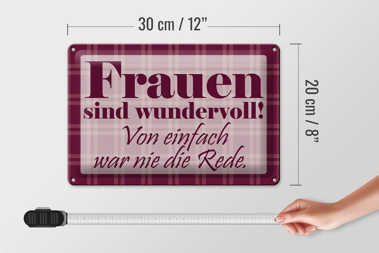 Graues Handtuch hängt an einem Handtuchhaken