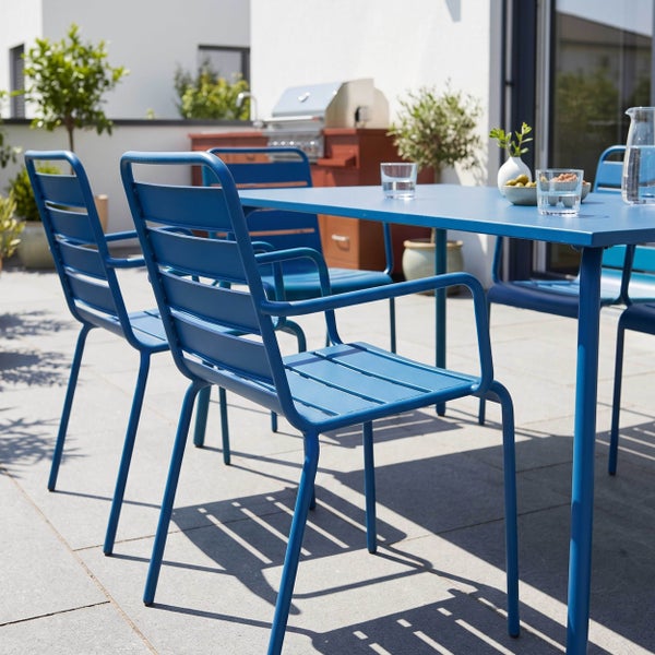 Rechteckiger blauer Metalltisch mit vier Beinen.