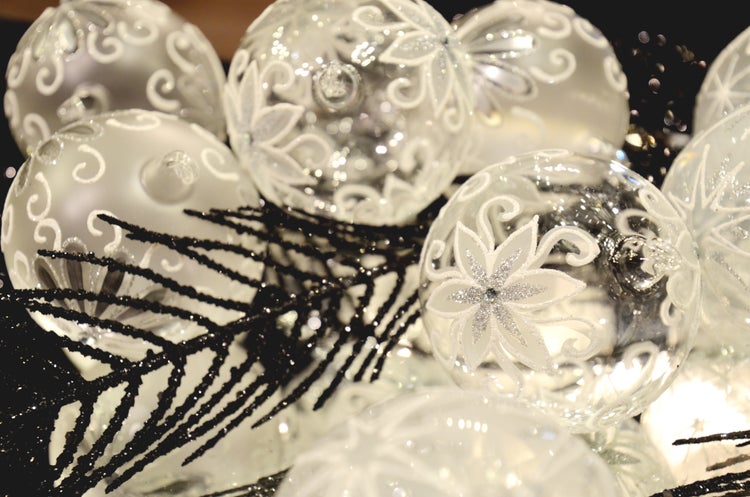 Kristall 8cm Kugeln mit Glasöse und weißem Dekor, mundgeblasen, handdekoriert, 9 Stck., Weihnachtsbaumkugeln, Christbaumschmuck, Weihnachtsbaumanhänger