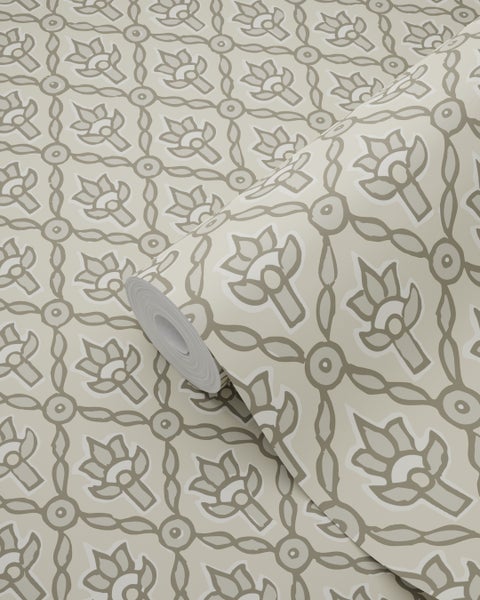 Vliestapete beige mit grafischem Blumenmuster in Rautenform, Tapetenrolle.