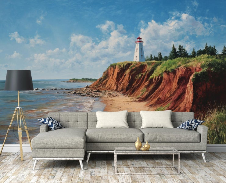 Wandbild mit Leuchtturm-Motiv hinter einer Wohnzimmer-Szene mit Sofa, Tisch und Lampe