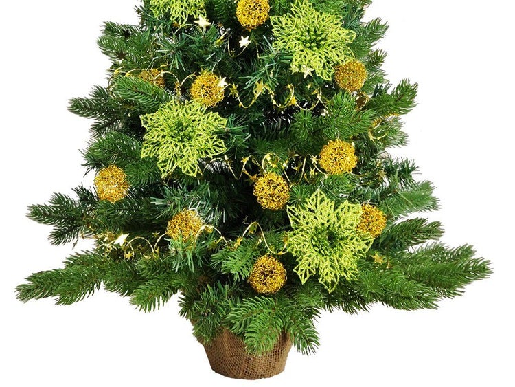 Künstlicher Weihnachtsbaum im Jutesack geschmückt mit weihnachtlichen Dekorationselementen wie Sternen und Kugeln