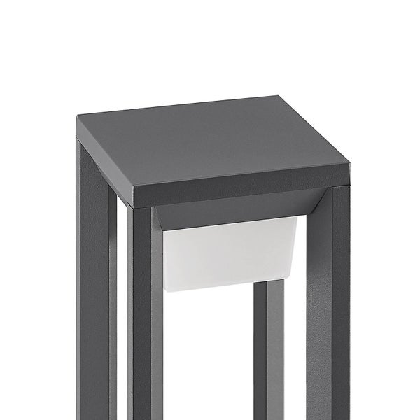 Detailansicht einer modernen, quadratischen Außenstandleuchte aus anthrazitfarbenem Metall mit weißem Kunststoffdiffusor.