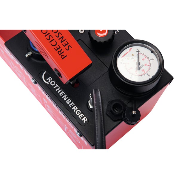 Detailansicht einer Rothenberger Prüfpumpe mit Manometer, Bedienfeld und Rothenberger Logo.