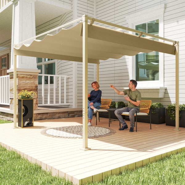 Beige Pergola mit ausziehbarem Textildach auf einer Holzterrasse mit Sitzgelegenheit und Haus im Hintergrund.