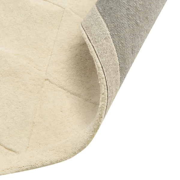 Teppich mit geometrischem Muster und strukturierter Textilrückseite