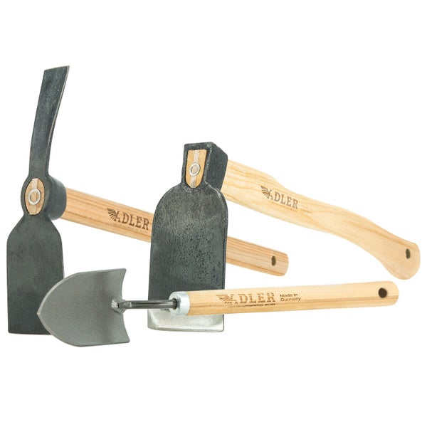 Set mit drei Adler Gartenwerkzeugen inklusive Adler Logo auf den Holzstielen mit Metallköpfen für die Gartenarbeit