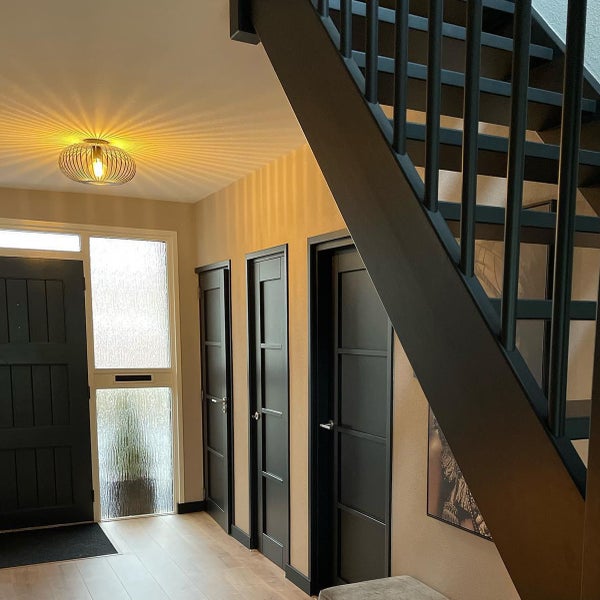 Eingangsbereich mit Treppe, Türen und Deckenleuchte