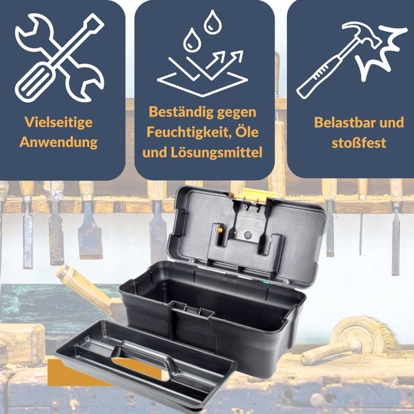 Geöffnete schwarze Werkzeugkiste mit herausgenommener Ablage sowie Piktogramme zur vielseitigen Anwendung, Beständigkeit gegen Feuchtigkeit, Öle und Lösungsmittel sowie Belastbarkeit und Stoßfestigkeit