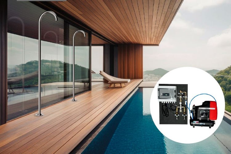 Zwei moderne Außenduschen aus Edelstahl auf einer Holzterrasse neben einem Pool mit Steuereinheit und Kompressor.