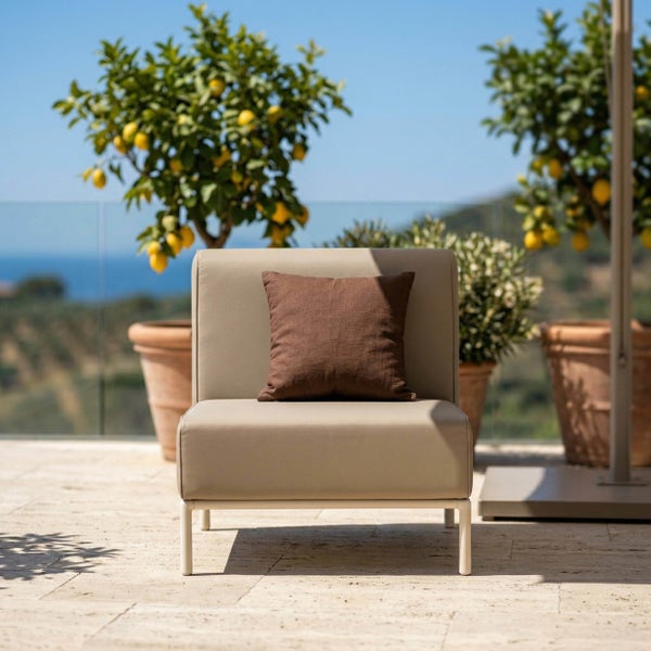 Moderner Garten-Loungesessel ohne Armlehnen auf einer hellen Steinterrasse mit Zitronenbäumen im Hintergrund.